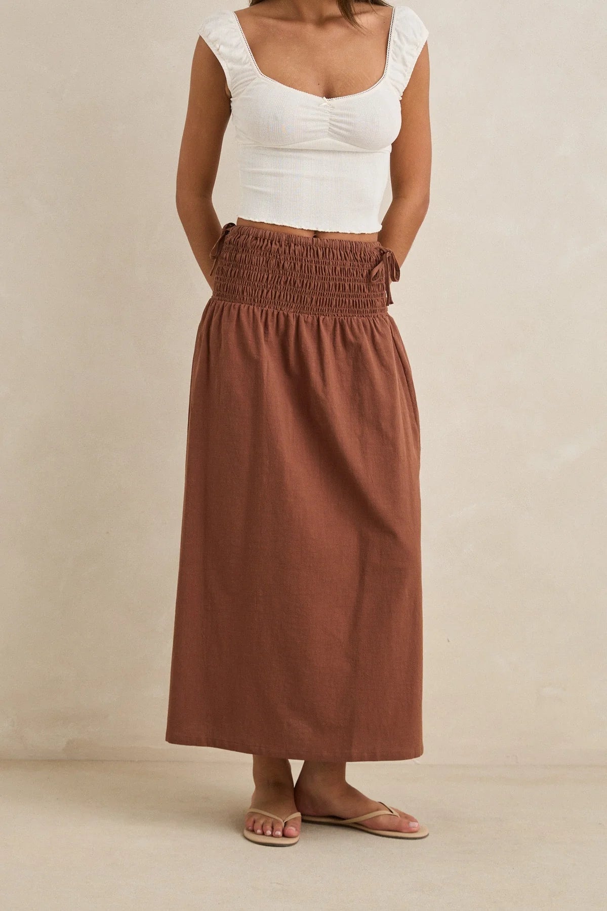 Falda Larga RHYTHM Con Lazo Lateral Alana  Color Chocolate Para Mujer