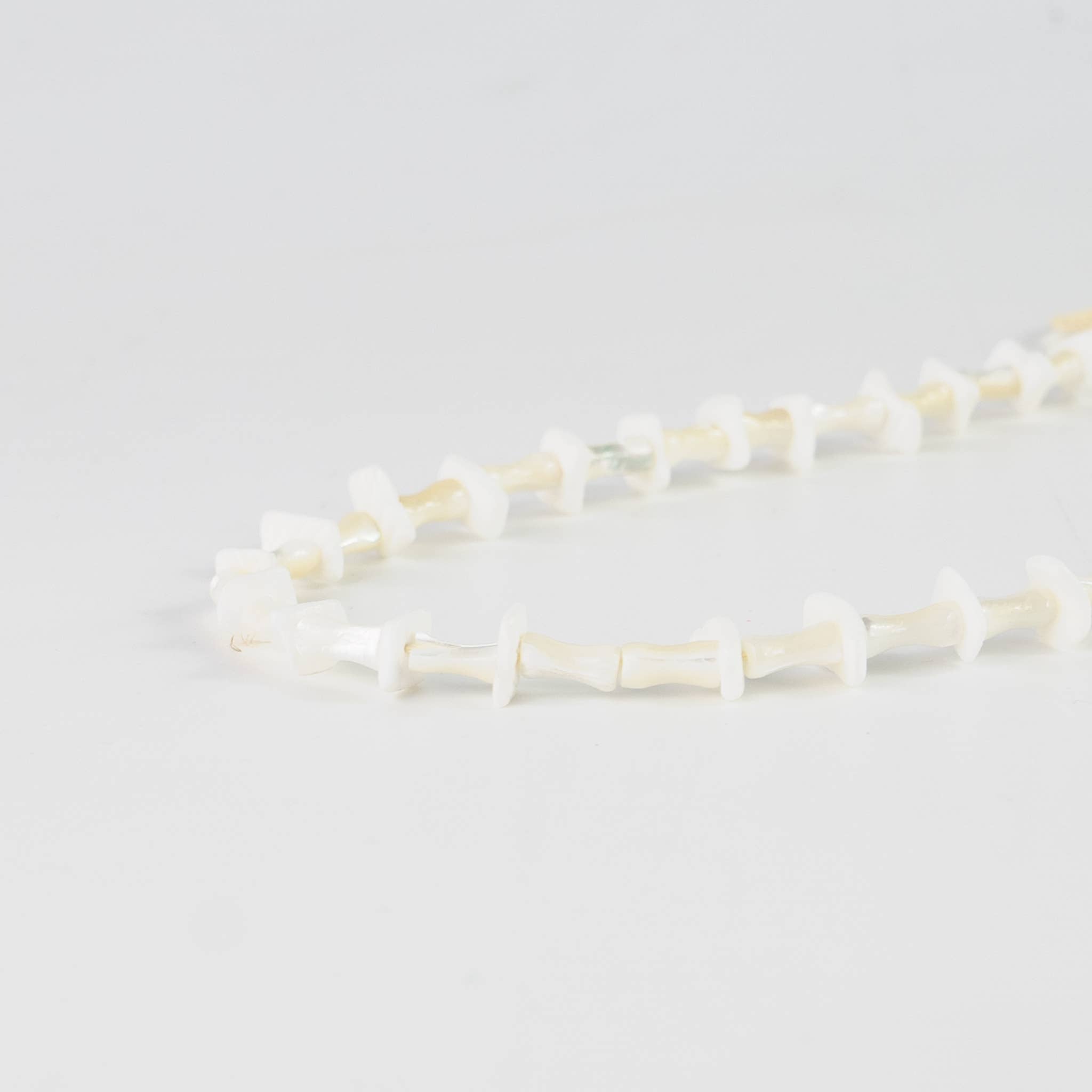 Collar de cuentas blancas Pineapple Island