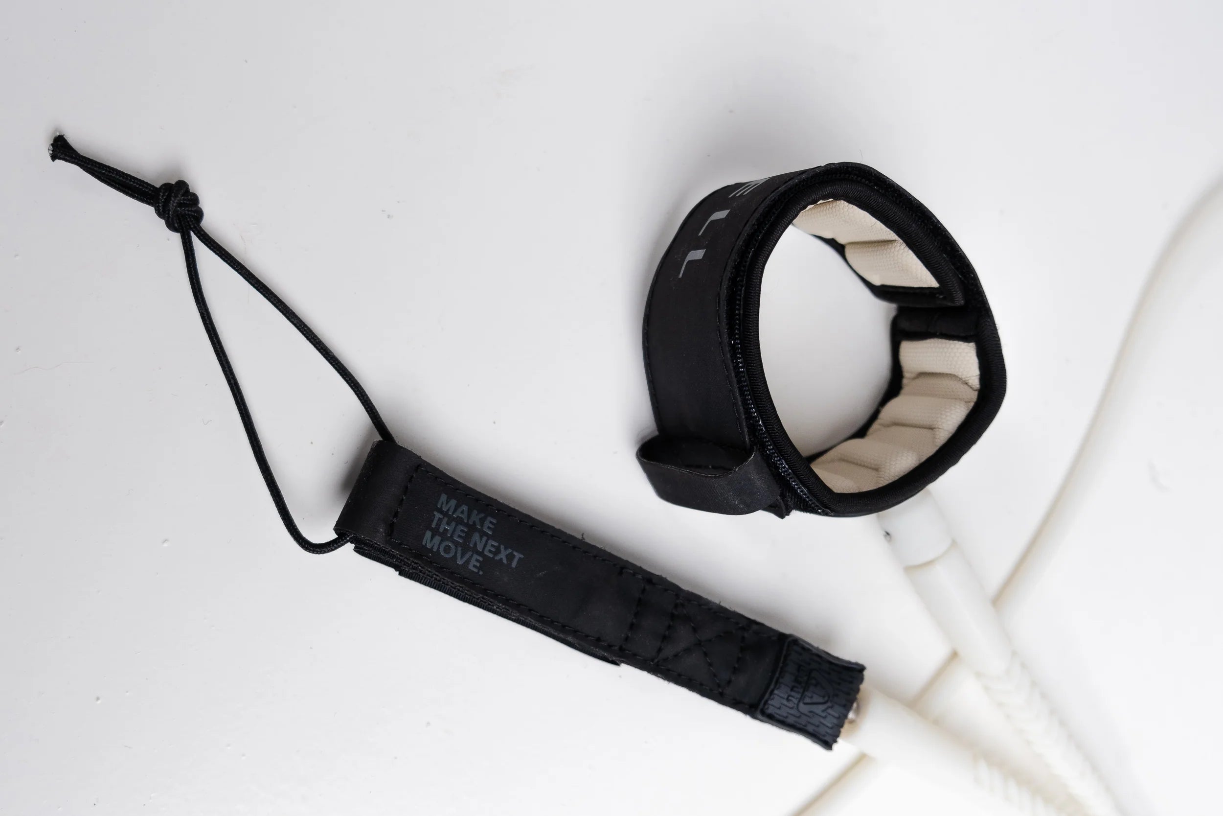 Invento Leash Bell Leash Longboard Knee 9.0, Negro/Bone