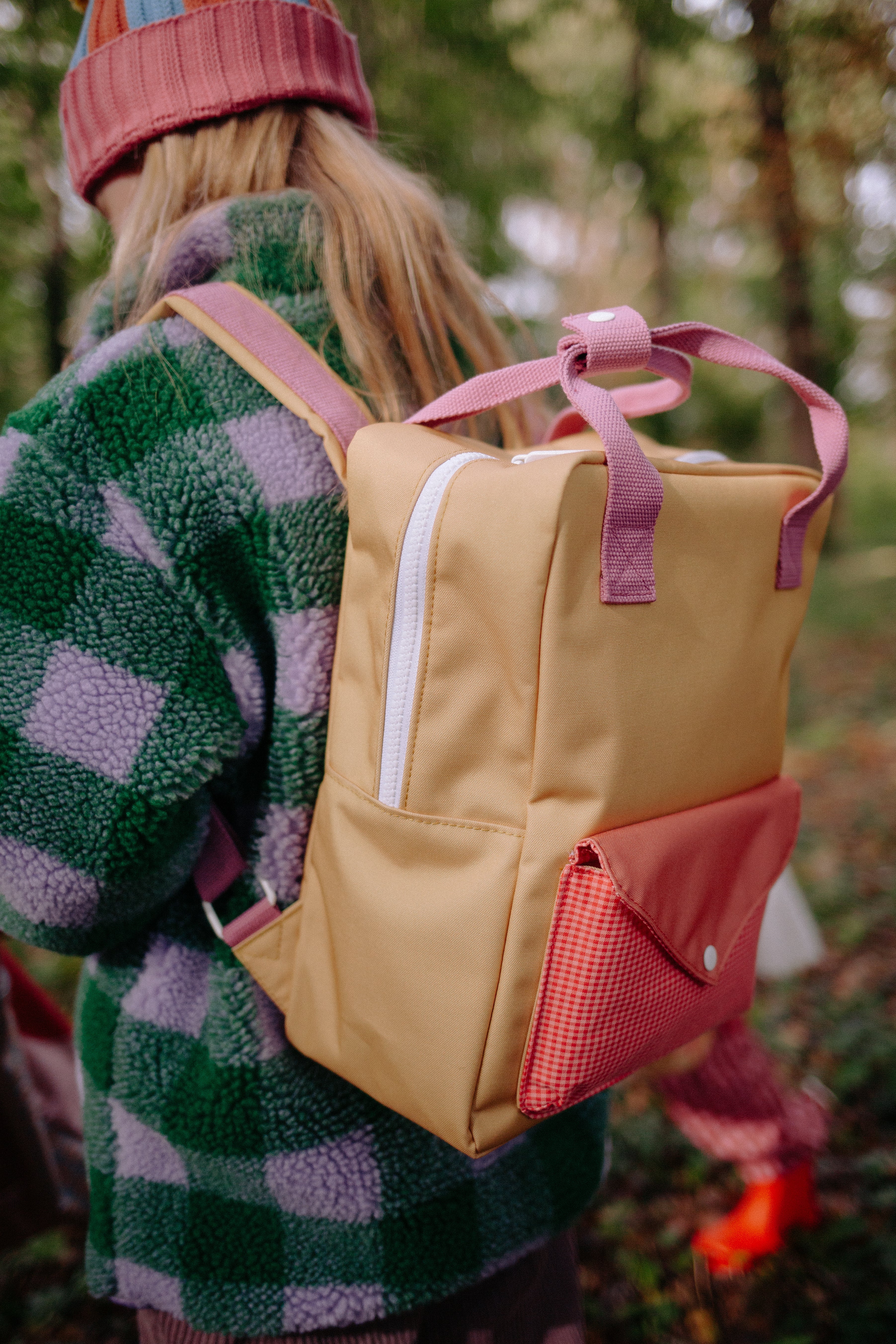 Mochila Sticky Lemon Mediana • sobre • larva de manzana •