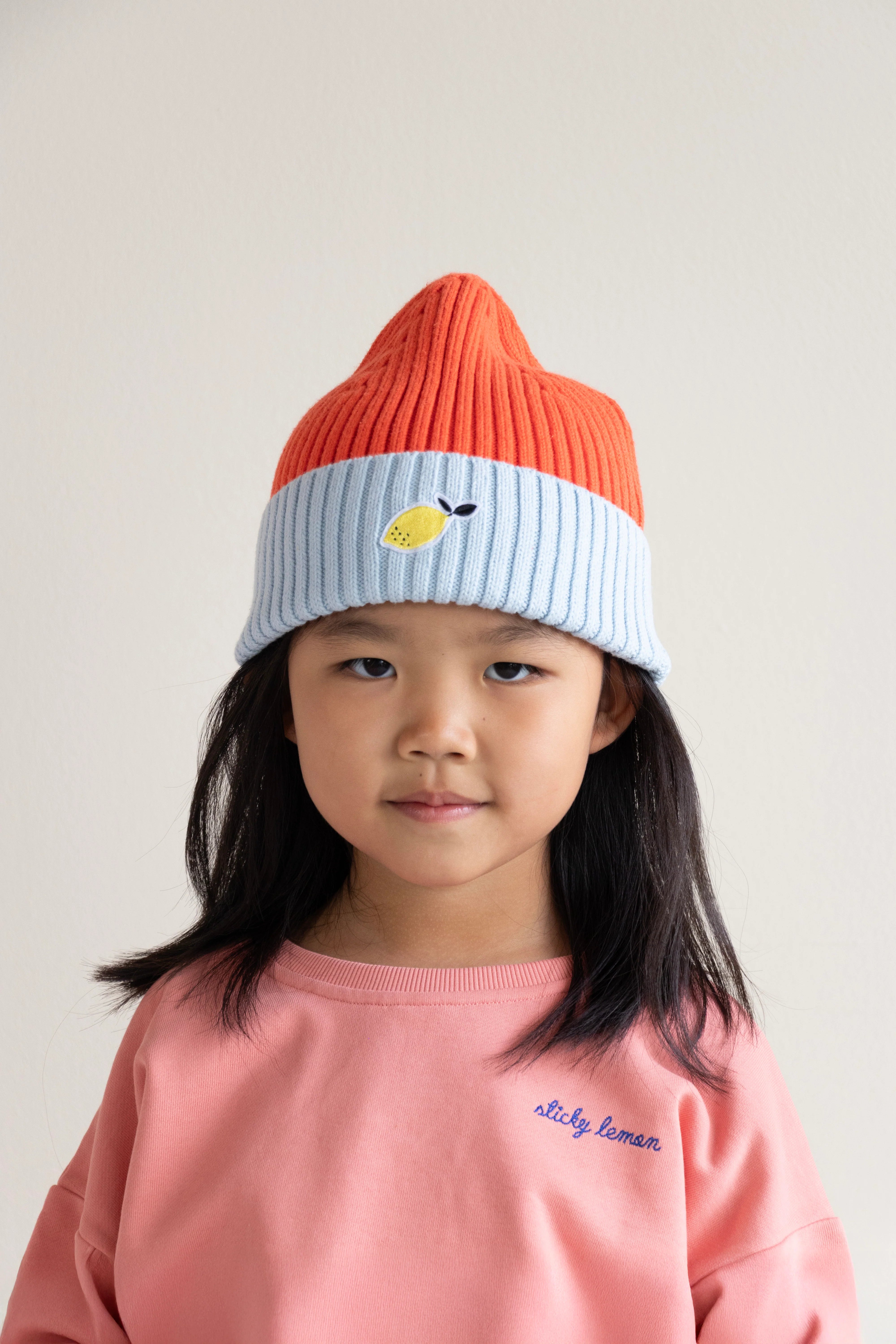 beanie sticky lemon | limón | gorro rojo + borde azul