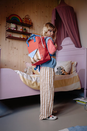 Mochila mediana • recuerdos pegajosos • sobre • rojo desteñido •