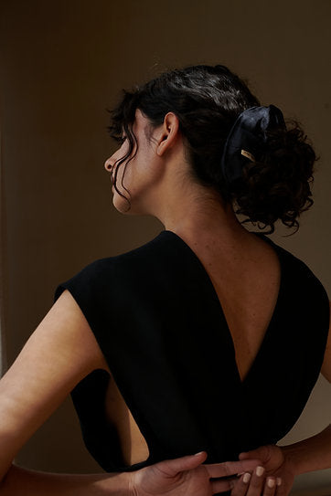 Coletero Monk & Anna Scrunchie | Midnight